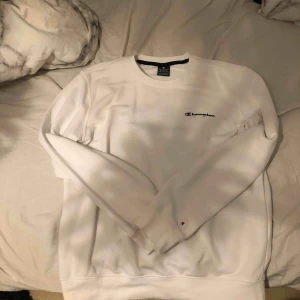  - Säljer en vit champion sweatshirt använd 2 gånger köpare står på frakten 
