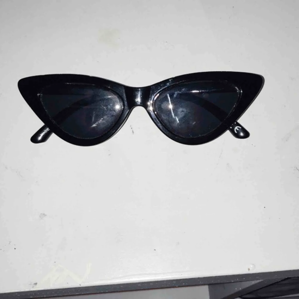 Säljer dessa as coola solglasögonen från Gina, aldrig använda dom är som helt nya!🤩 köparen står för frakt💓. Accessoarer.