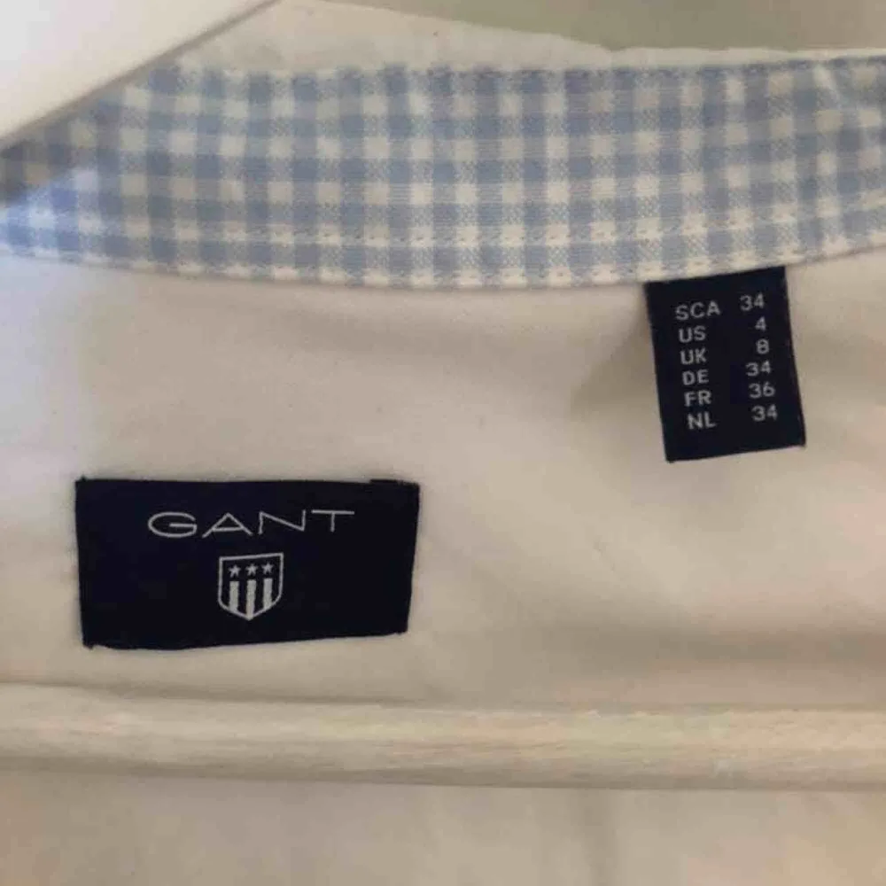 Klassisk vit skjorta från GANT. Superfin och som ny, använd ett fåtal gånger! Köparen står för frakt eller hämtas hos mig🥰 Säljs då den är för liten för mig!. Skjortor.