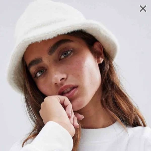  - Stylish hatt i fluffigt tyg. Aldrig använd! 