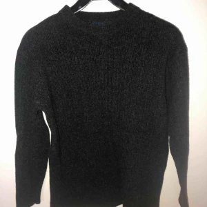  - Mörkgrå stickad från Sand Basic i fin kvalité 🌸