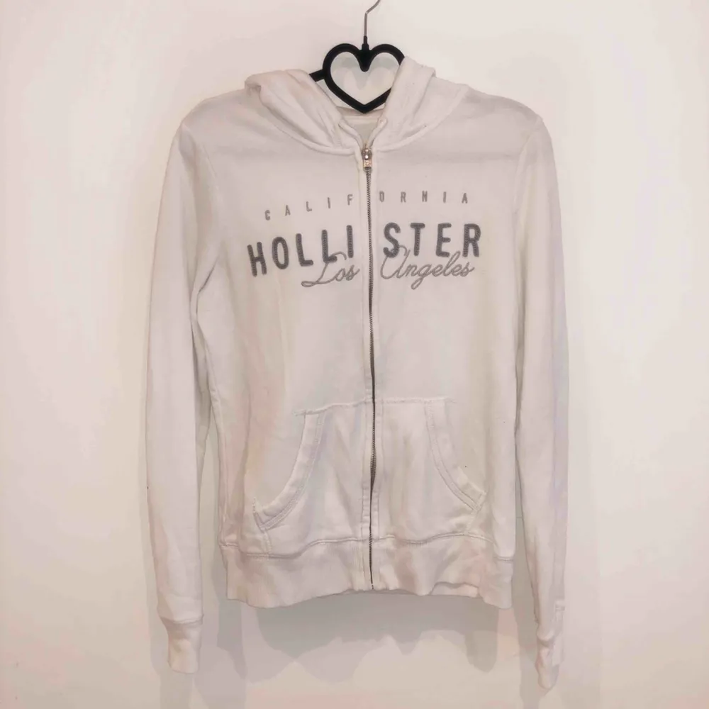 Huvtröja i fint skick från hollister!! Storlek S och använt fåtal gånger!!. Hoodies.