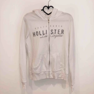  - Huvtröja i fint skick från hollister!! Storlek S och använt fåtal gånger!!