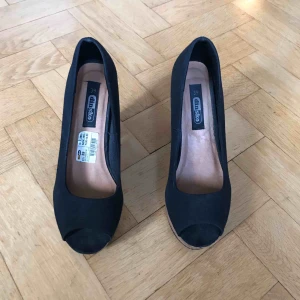  - Svarta klackskorna från Dinsko. Använd fåtal gånger.