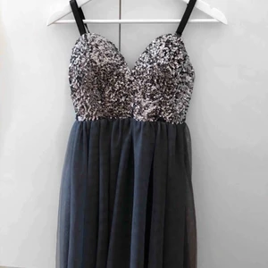  - Jätte fin klänning i storlek 36, endast använd en gång. Perfekt till fest!✨  Köparen står för frakten, har du några fler frågor är du varmt välkommen att lämna en kommentar. 😊