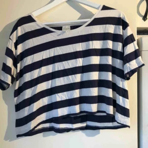  - En kort t-shirt från Monki! Skickas ej💗