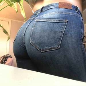  - Skitballa jeans som jag själv klippt lite i så väldigt unika! Står storlek 31/32 men skulle nog säga att de mer är som 30/30. Eventuell frakt tillkommer.