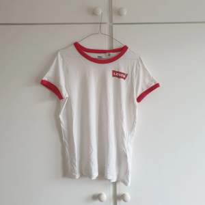 Säljer en fin vit/röd t-shirt från Levi's i storlek M. Jättefin, knappt använd! Kan mötas upp i Karlskrona, annars står köpare för frakt💓