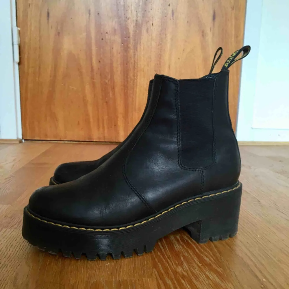 Dr Martens Rometty storlek 38. Säljer dem för att de är lite för små 😢 Nyskick. Endast gått med dem ca 3 ggr utanför dörren.  Nypris 1600 kr. Skor.