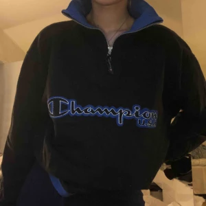  - Säljer denna assnygga tröjan ifrån champion!!! Lite oversize för mig som har S men älskar det!!!😍 kommer tyvärr till för lite användning. Lite secondhand stuk på tröjan