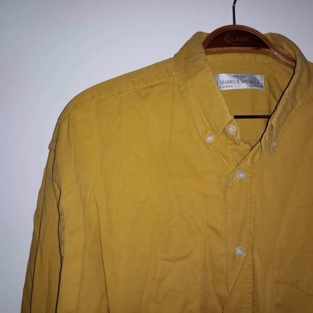 Jättfin, rejäl, gul skjorta . Skjortor.