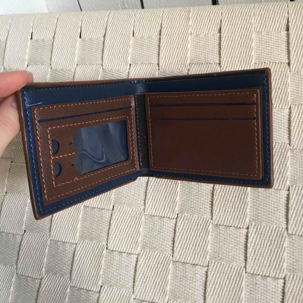 Thrift find fake brand plånbok med mönster. Aldrig använd! Frakt tillkommer alternativt mötas upp i Gbg. Accessoarer.