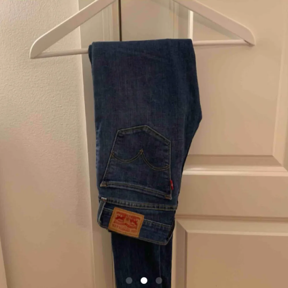 Säljer dessa skit snygga Levi’s jeans i modellen 710 super skinny storlek 24/30. Väldigt bra skick säljer pågrund av fel storlek, frakt betalas av köpare :). Jeans & Byxor.
