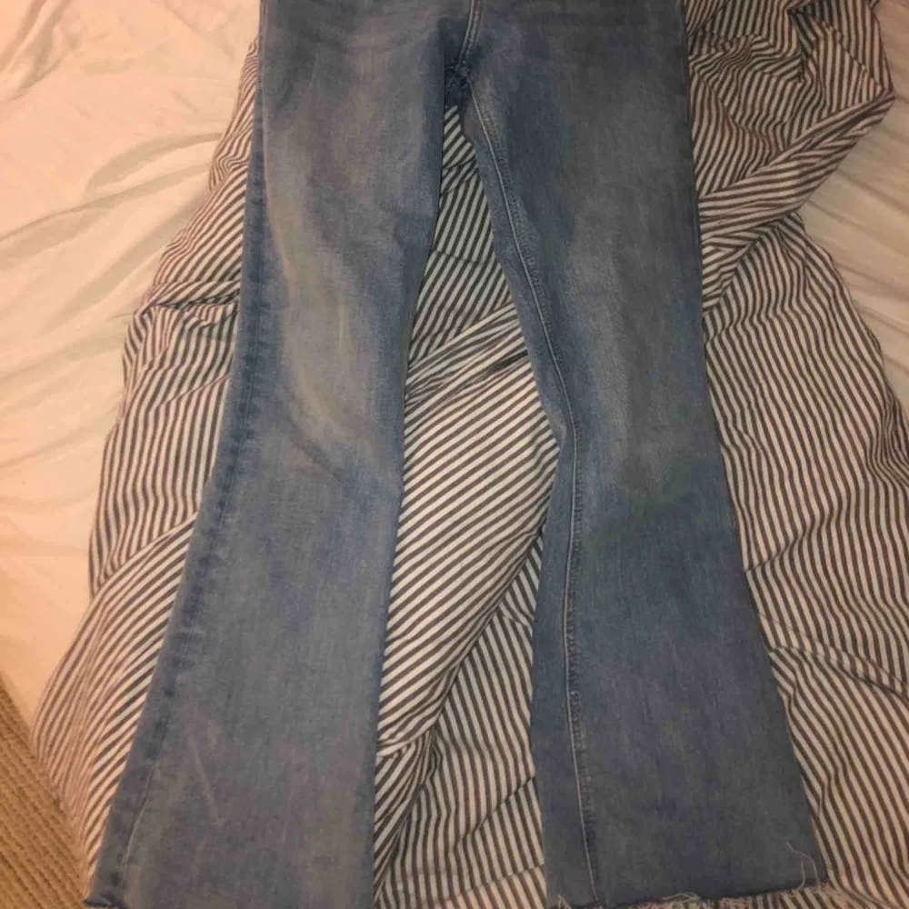 Snygga nästan helt nya jeans från Zara. Blixtlåset har gått sönder. Säljer eftersom de tyvärr blivit för små.. Jeans & Byxor.