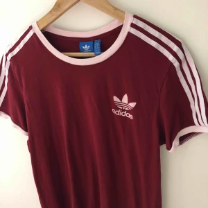  - Tshirt från Adidas, väldigt bra skick! Köpren står för frakten😊