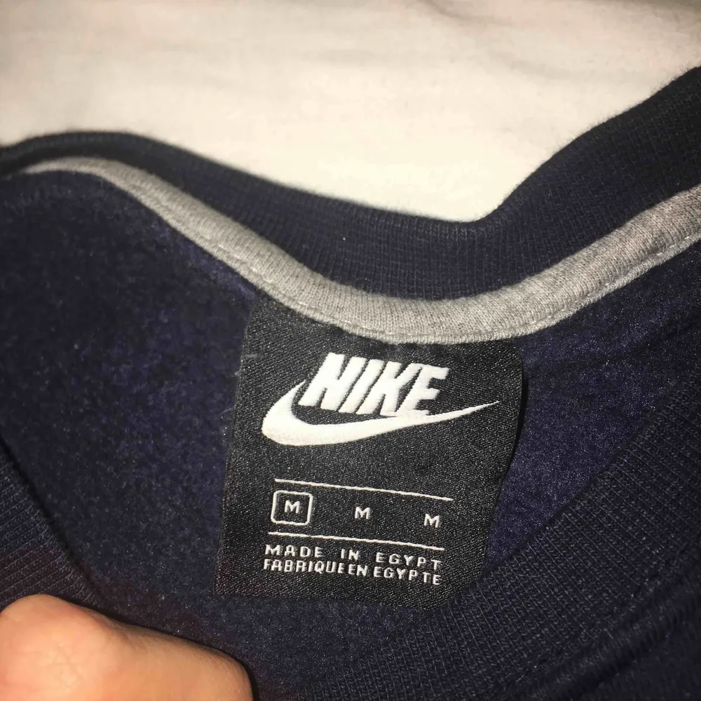 Nike ”Just Do It” sweatshirt, lite oversize, nyskick, köpt på Team Sportia, inga noppor, hål eller andra defekter. Köparen betalar frakt. . Hoodies.