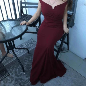  - Jättefin vinröd klänning, använt en gång & säljer pga ingen användning! Perfekt för bal/ bröllop o mer! Pris kan diskuteras 