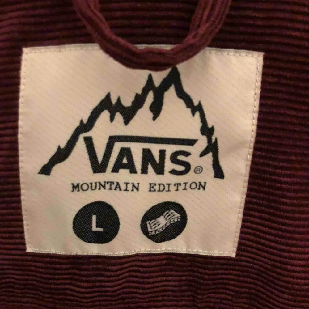 Snyggaste manchesterskjortan från Vans Mountain Edition, funkar som skjorta/jacka och lika bra i skidbacken som på stan. Gillar den jättemycket men den är för stor. Jackor.