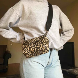  - Söt väska från Accent. Lite färg som försvunnit på nedre kanterna och mitten av väskan, kolla bild 3 ❤️ Avgift för frakt tillkommer