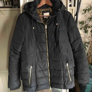 Vinterjacka strl 40 - Svart vinter jacka med luva, leopard tyg inne, strl 40. 