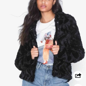  - Svart pälsjacka super skön stolek M - L från VERO MODA. Använd ganska mycket men inget som syns eller förändrat jackan!  Köpt för 399kr