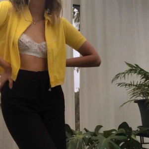  - Cropad, gul top från Adidas med blixtlås. Supersöt både knäppt och uppknäppt, man kan ha den över en klänning eller till jeans typ. Möts upp i Malmö, annars står köpare för frakt💫