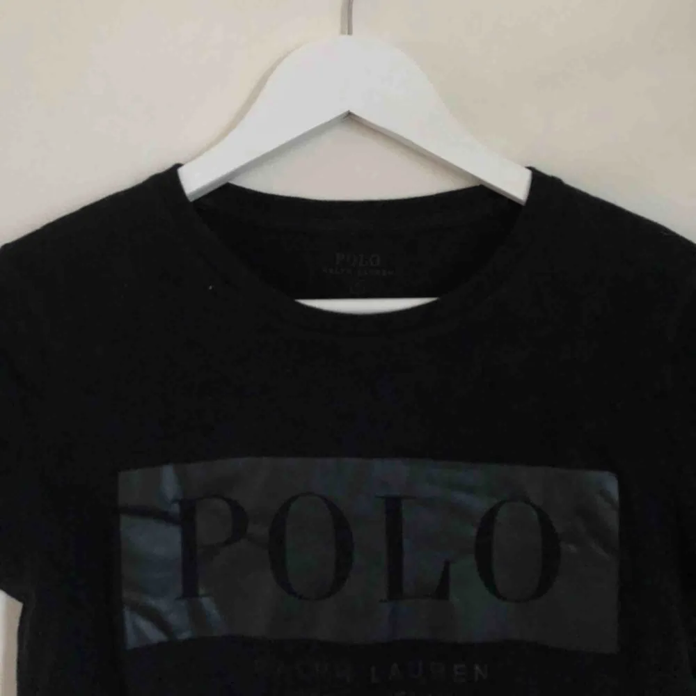 Polo Ralph Lauren t-shirt i väldigt fint skick! Med läder imitation på bröstet. I storlek S men skulle säga att den känns mer som en XS. Frakt tillkommer! . T-shirts.