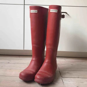 - Röda gummistövlar från Hunter • perfekta till hösten! • kan behöva en liten uppsnyggning, i övrigt bra skick • i storlek 39 • kan mötas upp i centrala Malmö, annars tillkommer frakt💫