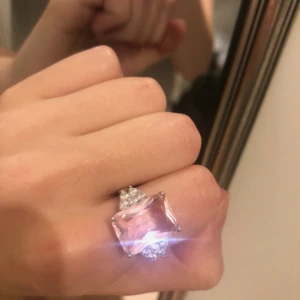  - Snygg blingring med rosagenomskinlig sten. Blänker otroligt! Tyvärr för stor för mig och glider av fingret. Mäter 17mm. Nyskick! Frakt: 9:-