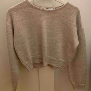  - säljer min ”cropped” stickade tröja från NAKD, aldrig använd endast provad. Köparen står för frakten vilket är 50kr 💖💖
