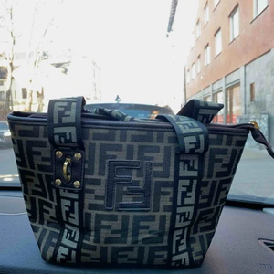 - Super trendig och snygg Fendi väska