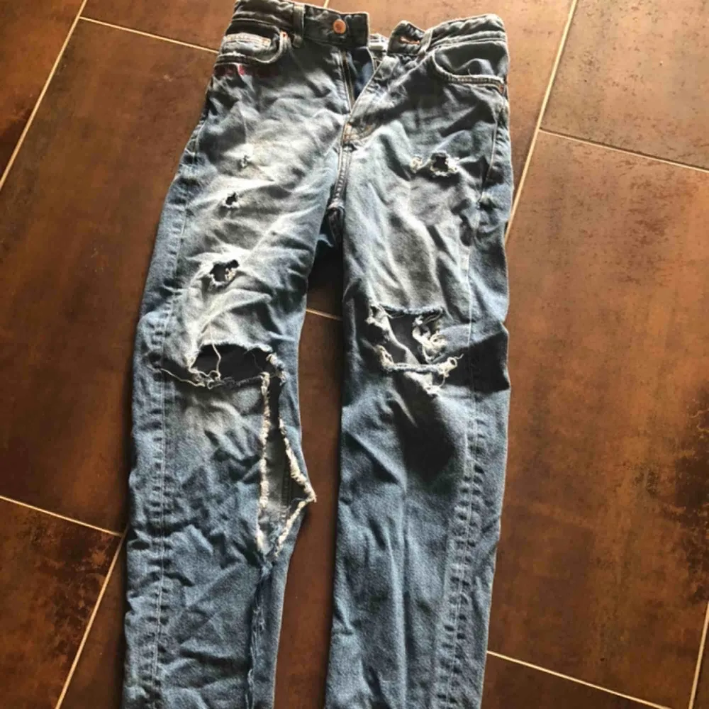 Snygga och Coola jeans från h&m med trycket girls bite back. Slitningarna i jeansen har blivit lite större men antingen kan man ha det sångelever sy ihop hålen lite. Betalning sker via swish . Jeans & Byxor.