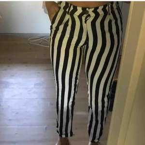  - Fina randiga byxor. Knappt använda då dem är lite tajta för mig.