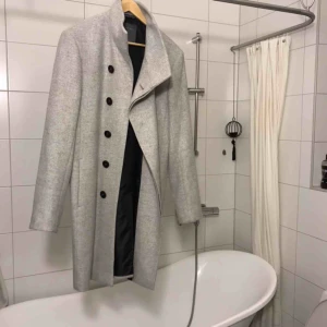  - Skitsnygg grå Zara Men rock. Helt oanvänd frakt tillkommer ♥️