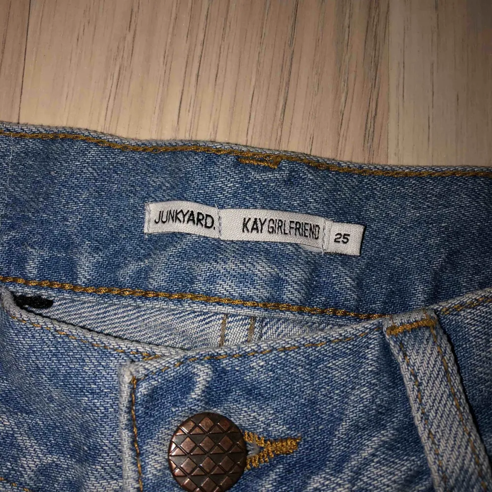 Säljer nu ett par riktigt snygga girlfriend jeans som aldrig är använda utom endas provad vid 1 tillfälle! Passar Xs/ S.. Säljer pga av att köpte fel storlek! . Jeans & Byxor.