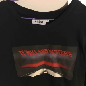  - Snygg weekday tröja. Köpt på herravdelningen i storleken S men skulle säga att det är en M då den är stor i storleken.