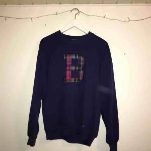  - Supersnygg lila sweatshirt köpt på Beyond retro. Nästan aldrig använd och i mycket bra skick. Står storlek L men skulle mer säga att det är en M