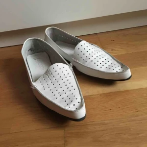  - Loafers vita löder gott skick näst intill oanvända 