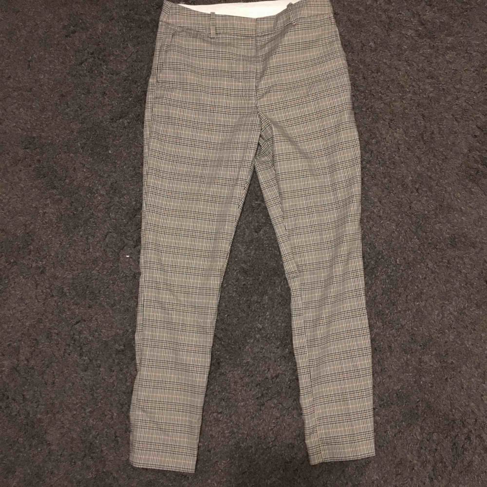 Kostymbyxor från H&M i grönt/gult/brunt mönster. Endast använda en gång. Storlek 36! Avgift för frakten tillkommer ☺️. Jeans & Byxor.