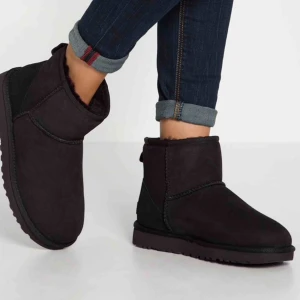  - Säljer mina nästintill oanvända (äkta) uggs. Dem är låga och svarta. Kommer inte till användning, men perfekt att ha till vintern. passar 37-39. Frakten ingår i priset, nypris är runt 1800kr