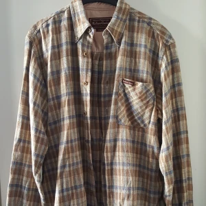  - Vintage Marlboro skjorta i storlek M. I fint skick, möjligen aningen uttöjd i axlarna eller om det bara är så pga tyget där. Fraktkostnad blir 56kr.