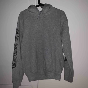  - Mysig grå hoodie i fint skick. Svarta detaljer på ärmarna och bak på luvan.