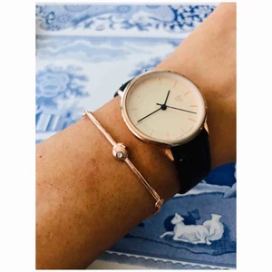  - Märke: CHPO ”Khorshid Mini Rose💫 Material: 100% Vegansk läderrem💫 Skick: Nyskick💫 Ringbredd: 32mm💫 Rembredd: 15mm 💫  Nypris: 499:-  