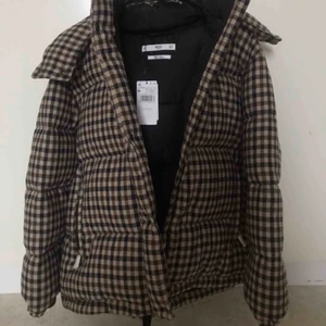  - Supersnygg jacka från Mango! Aldrig använd, nypris 800 kr Finns snöre på insidan så att man kan dra åt den i midjan, luvan är avtagbar