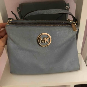  - En ljusblå, jätte fin MK väska. Knappt använd, fint skick. Pris kan diskuteras, står inte för frakten. 