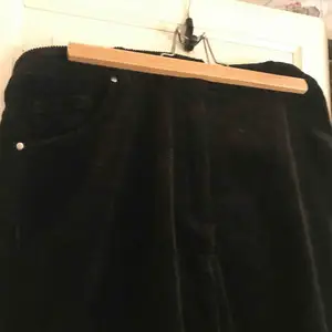 Svarta Manchester byxor från Bikbok i storleken XL men funkar definitivt en medium, jag har använt dem som ett par over sized  byxor med ett skärp