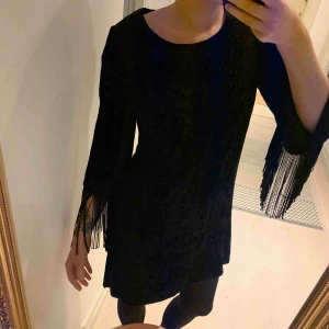  - Kort sammetsklänning med fransar 