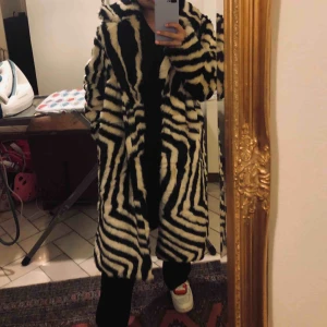  - Faux fur jackan är i mycket god skick eftersom den ej är använd, prislapp finns kvar. Skriv för fler bilder! Fraktar och möts i Sthlm! :) den är längre än på bild då det ej går att få med allt. 