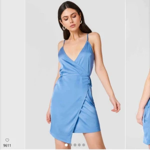  - Denna snygga satin klänning från Linn Ahlborgs kollektion med Nakd. Helt oanvänd med lapparna kvar då jag aldrig fått tillfälle att använda den