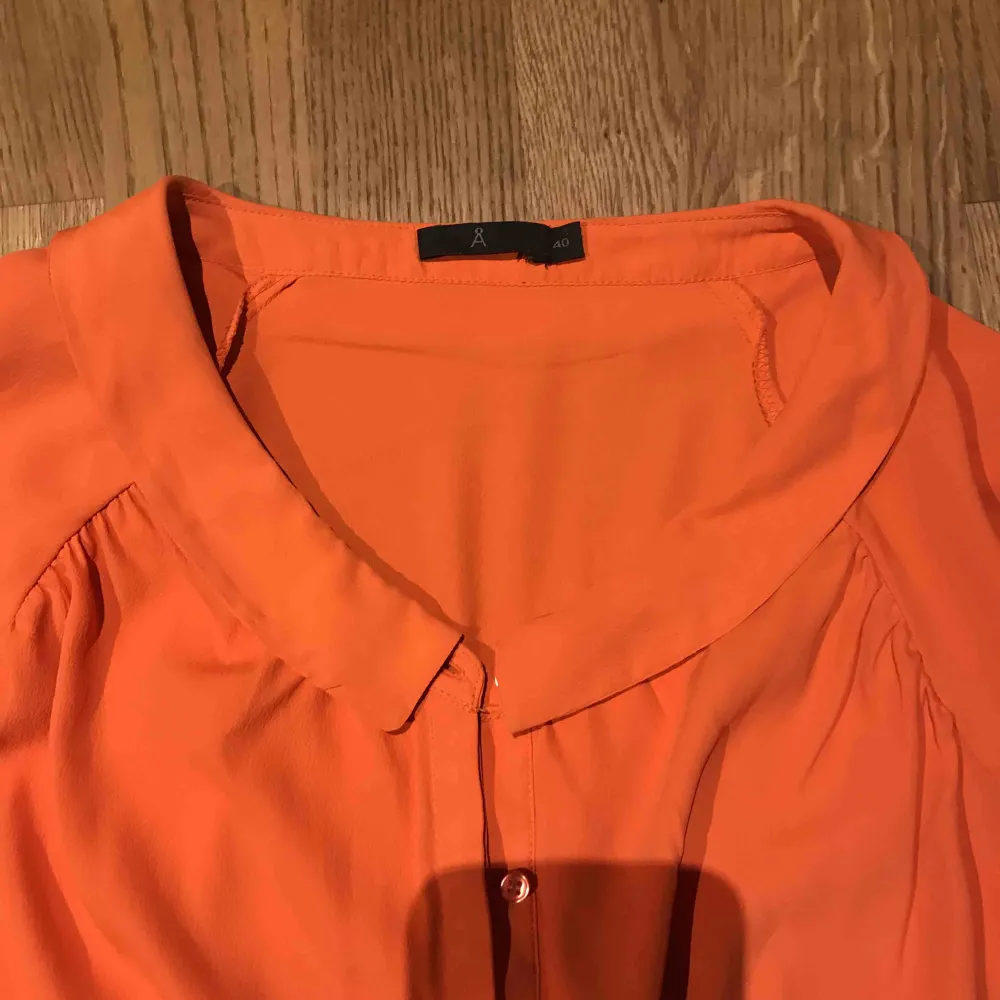 Orange oversize blus från Åhlens. Stora puffiga ärmar. Köparen står för frakt . Blusar.